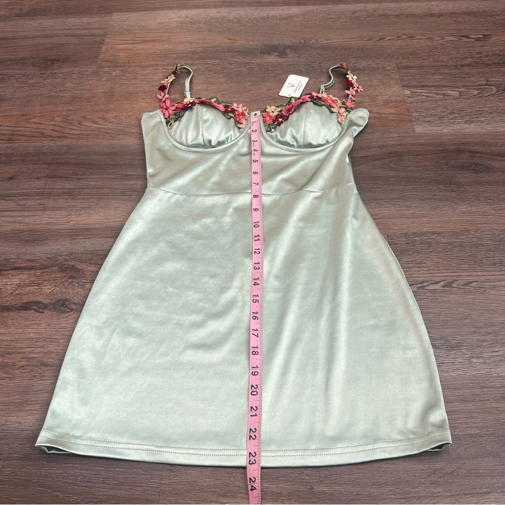 NWT Windsor Floral Satin Mini Dress Large Green Bodycon Sweetheart Embroidered - Picture 12 of 12